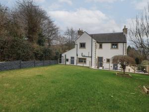 a large white house with a large yard at Eboracum in Hathersage