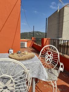 - Balcón con mesa, mesa, sillas y 2 sillas en can tica en Bocairent