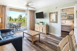 un soggiorno con divano, letto e tavolo di The St Martin by Brightwild-Hot Tub & Pool a Key West