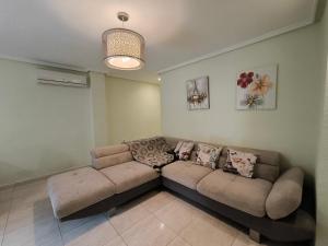 a living room with a couch in a room at Beach and sun guest house in Torrevieja