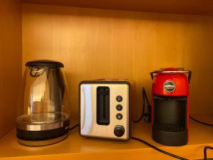 Tetera y cafetera en The L i b r a r y