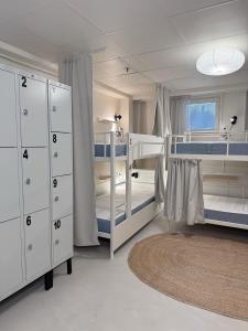 - une chambre avec 2 lits superposés et un tapis dans l'établissement Nomad Gardet, à Stockholm