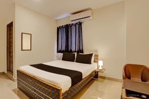 a bedroom with a bed and a window at Capital O Saharsh Grand Near Shilparamam in Hyderabad +25 photos