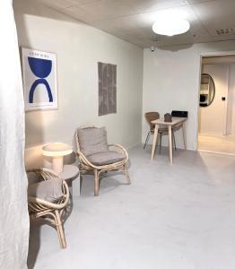 una stanza con sedie e tavoli in una stanza di Nomad Gardet a Stoccolma