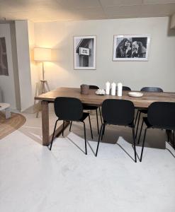 una sala da pranzo con tavolo e sedie in legno di Nomad Gardet a Stoccolma