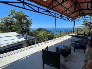 Vom Balkon eines Hauses genießen Sie Meerblick. in der Unterkunft Blue View by Ronny’s Place in Quepos