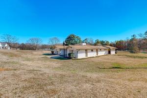 Gallery image of Mid-Century in Calhoun in Calhoun