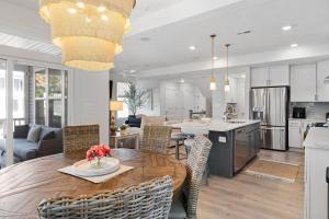 eine Küche und ein Wohnzimmer mit einem Tisch und Stühlen in der Unterkunft Oyster House Village---21502 Helm St in Rehoboth Beach