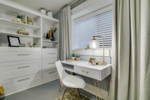 een wit bureau en stoel in een kamer met een raam bij Modern Studio Oasis, WFH, Mins to Uni of Portland in Portland