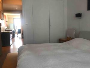a bedroom with a white bed and a desk at BEL APPARTEMENT-PROCHE MER-TERRASSE in Cannes