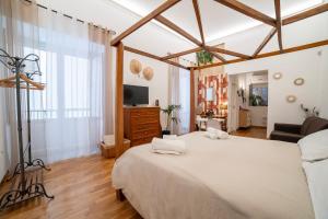 une chambre avec un grand lit et un salon dans l'établissement Natoli Apartments, à Palerme