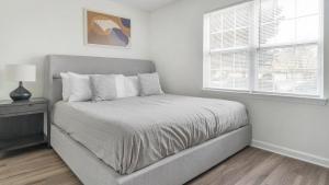 Katil atau katil-katil dalam bilik di Landing Modern Apartment with Amazing Amenities (ID8183X77)