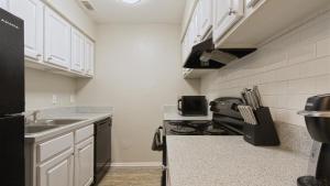 Kjøkken eller kjøkkenkrok på Landing Modern Apartment with Amazing Amenities (ID8470X13)