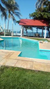 una piscina con cenador y el océano en Coquimbo Beach, en La Libertad