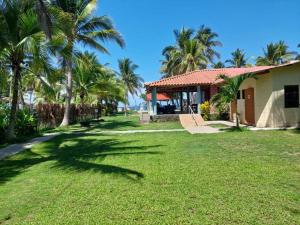 ein Haus mit Palmen vor einem Hof in der Unterkunft Coquimbo Beach in La Libertad