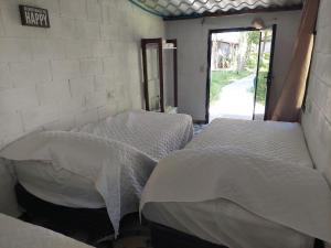 Zimmer mit 2 Betten und einem Eingang in der Unterkunft Coquimbo Beach in La Libertad