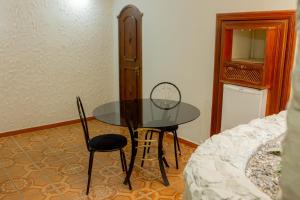 stół i krzesła w pokoju z łóżkiem w obiekcie HOTEL VILAS DOS MONTES w mieście Montes Claros