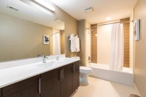 ein Badezimmer mit einem Waschbecken, einem WC und einer Badewanne in der Unterkunft Landing Modern Apartment with Amazing Amenities (ID1148) in Arlington