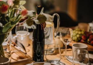 ストロニエ・シロンスキエにあるApartament Hutniczaのワイン1本とグラス1杯付きのテーブル +27枚の写真