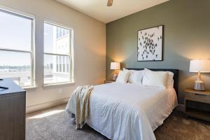 1 dormitorio con 1 cama y 2 ventanas en Landing Modern Apartment with Amazing Amenities (ID5227) en Houston