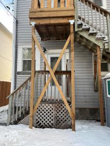 uma escada de madeira que leva a uma casa em Cozy Home in Downtown Winnipeg em Winnipeg