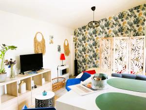 Saint-Hilaire-Saint-Mesmin的住宿－La Tiny House au bord de l'eau，客厅配有桌子和电视