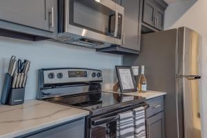 uma cozinha com um fogão e um micro-ondas em 1 BR 1 BA Luxury - Museum District & Downtown HTX em Houston