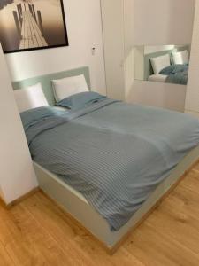 Un pat sau paturi într-o cameră la Athens Kolonaki Luxury Home