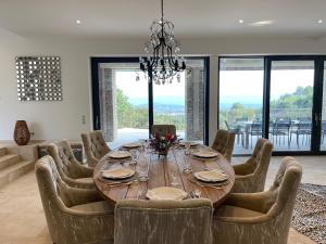 - une salle à manger avec une table et des chaises en bois dans l'établissement Mas La Rose Sauvage - magnificent Luberon views, à Murs