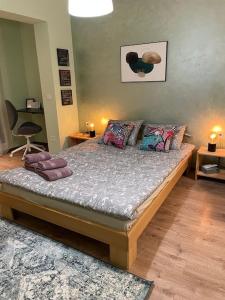 Un dormitorio con una cama con almohadas. en Sweet Studio Office & Amazing Coffee, en Sofía