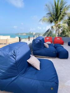 une rangée de poufs bleus assis sur la plage dans l'établissement Liiv Hub, à Natal