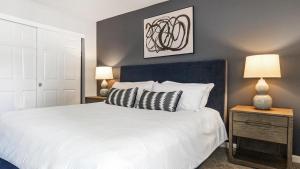 Ein Bett oder Betten in einem Zimmer der Unterkunft Landing Modern Apartment with Amazing Amenities (ID9190X83)
