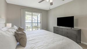 a bedroom with a large bed with a flat screen tv at Landing Modern Apartment with Amazing Amenities (ID6036X00) in Houston