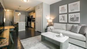uma sala de estar com um sofá e uma mesa em Landing Modern Apartment with Amazing Amenities (ID7744X77) em Newport