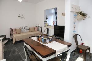 een woonkamer met een tafel en een bank bij SUN'S HOUSE in Asprovalta