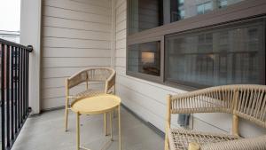 two chairs and a table on a porch at Landing Modern Apartment with Amazing Amenities (ID7744X77) in Newport