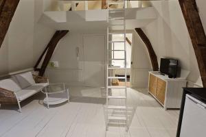 - un salon avec une échelle en verre dans l'établissement Le perchoir, studio avec mezzanine, à Arras