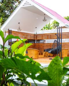 un patio con sedie in vimini e altalena di African Oak: Rosewood ad Arusha