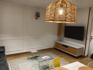 Lindo pisito في ليون: غرفة معيشة مع تلفزيون بشاشة مسطحة وثريا