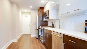Köök või kööginurk majutusasutuses Landing Modern Apartment with Amazing Amenities (ID7280X77)