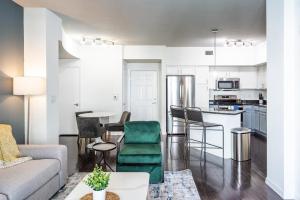 Køkken eller tekøkken på Landing Modern Apartment with Amazing Amenities (ID4367)