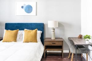 En eller flere senge i et værelse på Landing Modern Apartment with Amazing Amenities (ID4367)