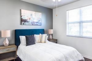 En eller flere senge i et værelse på Landing Modern Apartment with Amazing Amenities (ID4367)