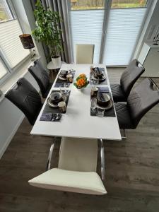 una mesa blanca con platos de comida. en Ferienhaus Sibylle in Bockhorn en Bockhorn