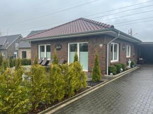 una casa de ladrillo con entrada en Ferienhaus Sibylle in Bockhorn, en Bockhorn