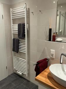 y baño con lavamanos y toallero. en Ferienhaus Sibylle in Bockhorn en Bockhorn