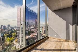 z balkonu budynku ze szklanymi oknami w obiekcie ULIV Cibeles w mieście Meksyk