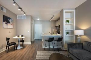 sala de estar con sofá, mesa y cocina en Landing Modern Apartment with Amazing Amenities (ID5843), en Austin