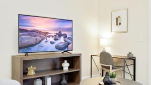 ein Wohnzimmer mit einem Flachbild-TV an der Wand in der Unterkunft Landing Modern Apartment with Amazing Amenities (ID2060X23) in Atlanta
