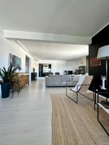 ロヴァニエミにあるLuxury Penthouse In City Centerの広いリビングルーム(ソファ、ベッド付)